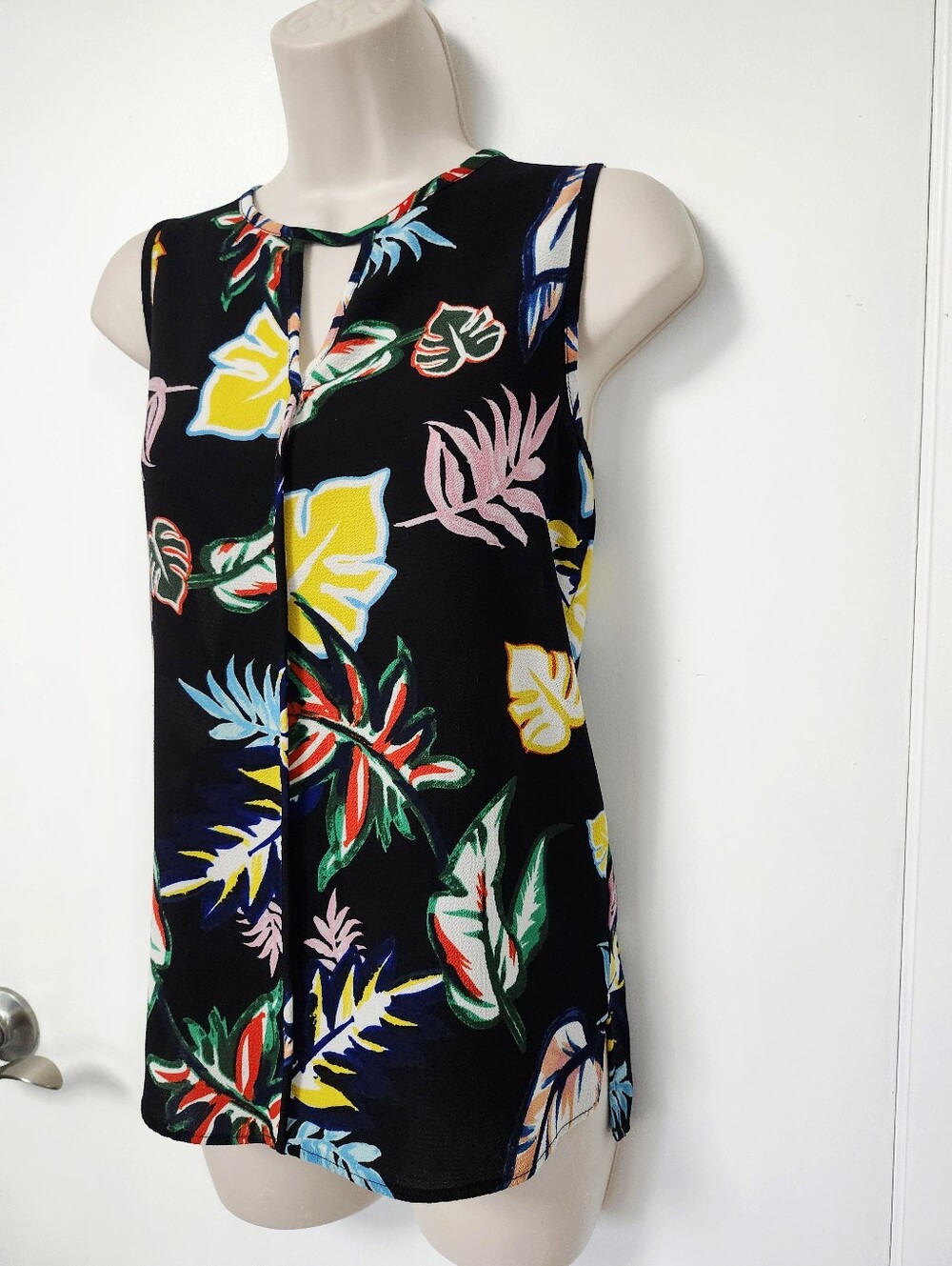 C&E Sleeveless Black Tropical Print Blouse - Picture 9 of 11